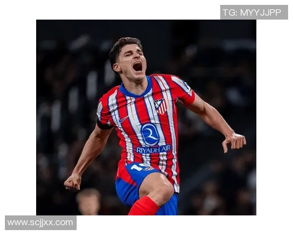 足球球星睁眼瞬间引发热议 球迷期待新赛季精彩表现